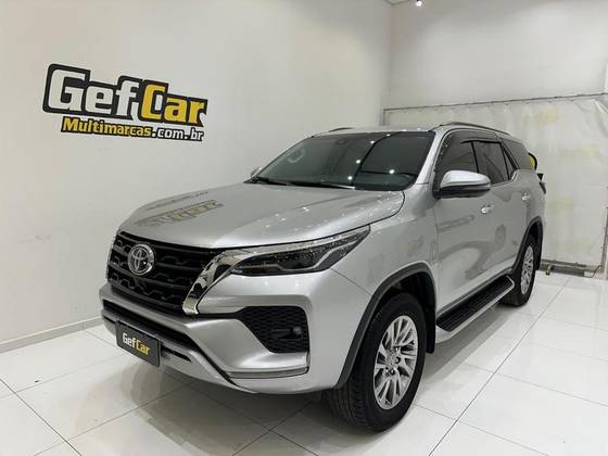 TOYOTA HILUX SW4 2.8 D-4D TURBO DIESEL SRX 7L 4X4 AUTOMÁTICO